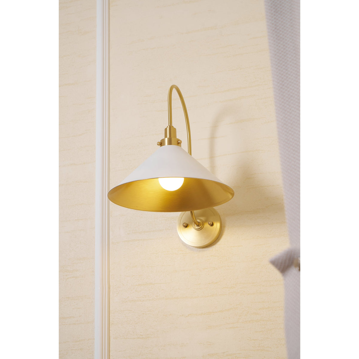 Clivedon Metal-Shade Wall Sconce