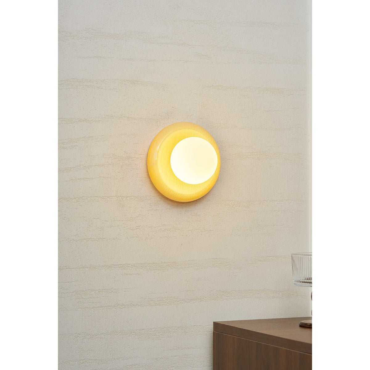 Novi Onyx Wall Lamp